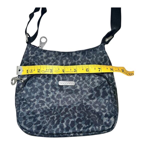 Baggallini Joey Bagg Nylon Crossbody Black and Grey Cheetah Print Small - Picture 4 of 10